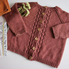 Indlæs billede til gallerivisning Elinors Cardigan Strikkeopskrift | str. 0-10 år | strikogkaffe