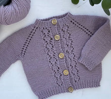 Indlæs billede til gallerivisning Elinors Cardigan Strikkeopskrift | str. 0-10 år | strikogkaffe