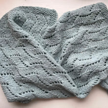 Indlæs billede til gallerivisning Bølgeværk Barnevognstæppe | strikogkaffe