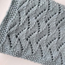 Indlæs billede til gallerivisning Bølgeværk Barnevognstæppe | strikogkaffe