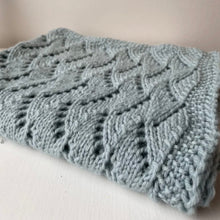 Indlæs billede til gallerivisning Bølgeværk Barnevognstæppe | strikogkaffe