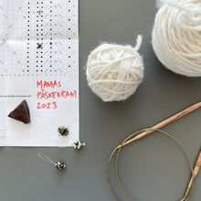 Indlæs billede til gallerivisning Kram Påskeperlerine Strikkeopskrift