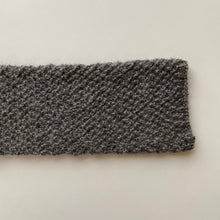 Indlæs billede til gallerivisning gotlandsk lynsweater er en nem sweater strikket på store pinde i uld med lange ærmer