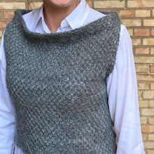Indlæs billede til gallerivisning Gotlandsk Slipover er et strikkekit med opskrift på nem vest i uld garn closeup