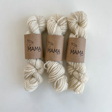 Indlæs billede til gallerivisning MAMAs Gotlændergarn er bæredygtigt garn i dansk pelsuld tre råhvid