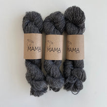 Indlæs billede til gallerivisning MAMAs Gotlændergarn er bæredygtigt garn i dansk pelsuld tre mørkegrå