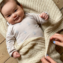 Indlæs billede til gallerivisning Alpakalicious Babysvøb Strikkeopskrift
