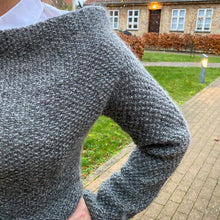 Indlæs billede til gallerivisning gotlandsk lynsweater er en nem sweater strikket på store pinde i uld modelfoto closeup