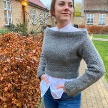 Indlæs billede til gallerivisning gotlandsk lynsweater er en nem sweater strikket på store pinde i uld modelfoto