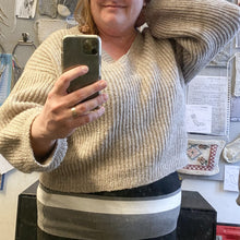 Indlæs billede til gallerivisning Strikkeopskrift på patenstrikket sweater fra MAMA garn & uld