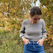 Indlæs billede til gallerivisning Kvinde med Roses Trøje sweater strikket i patentstrik fra MAMA garn &amp; uld
