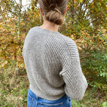 Indlæs billede til gallerivisning Strikkeopskrift på sweater i patent fra MAMA garn & uld