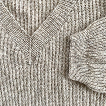 Indlæs billede til gallerivisning Smukke detaljer af Roses Trøje i patentstrik med strikkeopskrift fra MAMA garn & uld