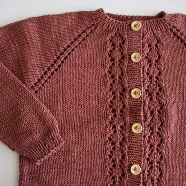 Elinors Cardigan Strikkeopskrift | str. 0-10 år | strikogkaffe