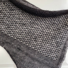 Indlæs billede til gallerivisning Alpakalicious Tørklædesjal er et lunt sjal strikket i alpakauld
