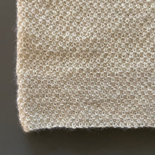 Indlæs billede til gallerivisning Gotlandsk Slipover er et strikkekit med opskrift på nem vest i uld garn closeup perlestrik
