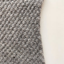Indlæs billede til gallerivisning gotlandsk lynsweater er en nem sweater strikket på store pinde i uld i perlestrik
