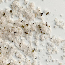 Indlæs billede til gallerivisning Closeup af fodbadesalt med dansk salt fra MAMA garn og uld
